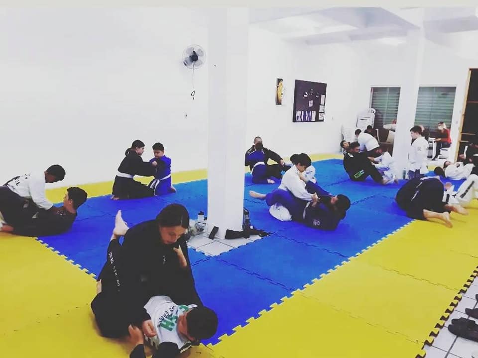 Imagem de alunos em uma Aulas de Jiu Jitsu realizada pelo projeto fome de amor caxias